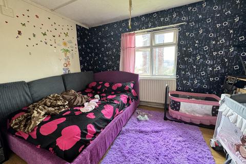 2 bedroom flat for sale, Snells Park, London N18