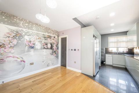 3 bedroom maisonette to rent, Grange Avenue, North Finchley, London, N12