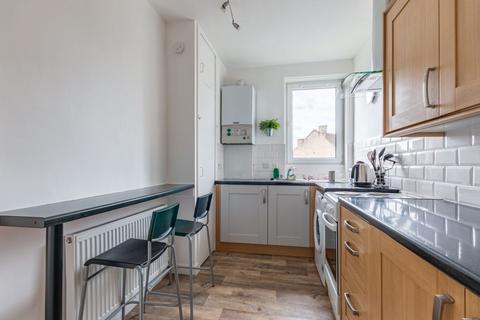 1 bedroom flat to rent, 1621L – Restalrig Road South, Edinburgh, EH7 6DZ
