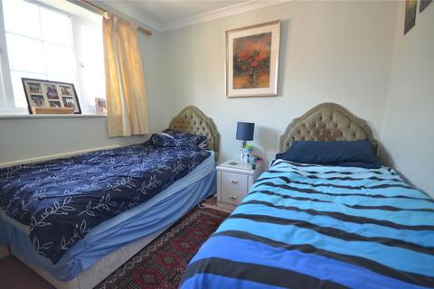 5 Heather Close, Farnham, GU9 8SD