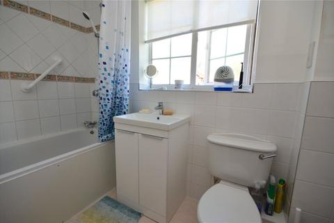 5 Heather Close, Farnham, GU9 8SD