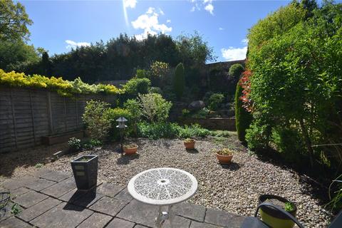 5 Heather Close, Farnham, GU9 8SD