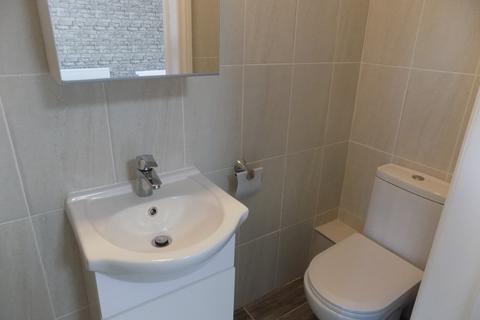 Studio to rent, Old Bedford Road, Room 5, Luton, Bedfordshire