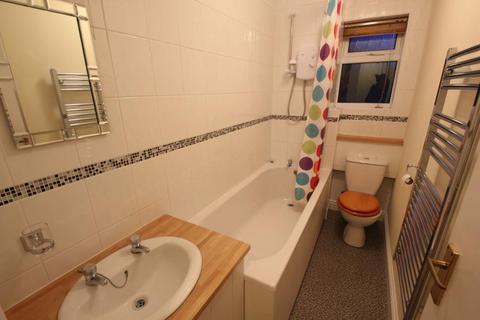 1 bedroom ground floor maisonette to rent, Willowmead Close, Woking GU21