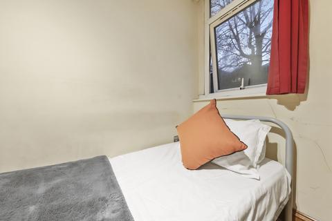 1 bedroom in a house share to rent, Chippenham Road, London W9