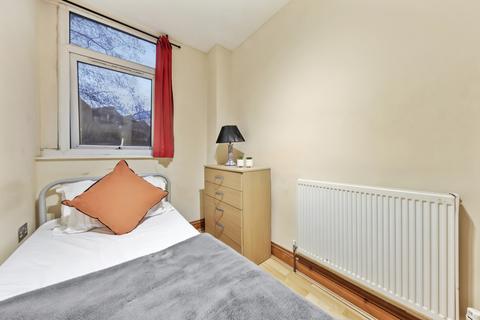 1 bedroom in a house share to rent, Chippenham Road, London W9