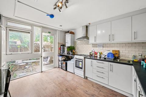 1 bedroom in a house share to rent, Chippenham Road, London W9