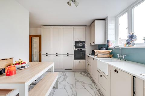 6 Ridings Close, London, N6 5XE