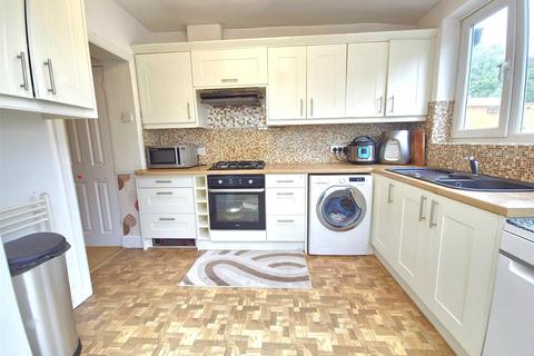 3 bedroom semi-detached house to rent, Westland Avenue, Hornchurch, RM11