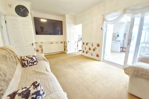 3 bedroom semi-detached house to rent, Westland Avenue, Hornchurch, RM11