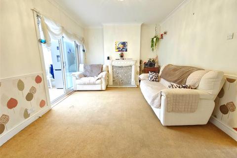 3 bedroom semi-detached house to rent, Westland Avenue, Hornchurch, RM11