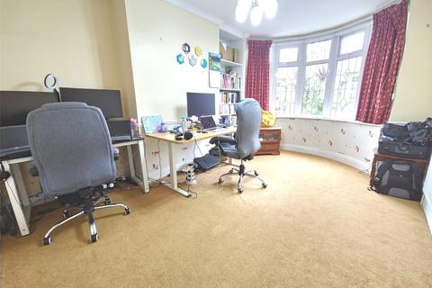 3 bedroom semi-detached house to rent, Westland Avenue, Hornchurch, RM11
