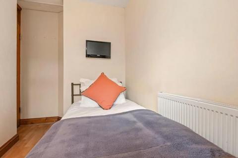 1 bedroom in a house share to rent, Chippenham Road, London W9