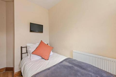 1 bedroom in a house share to rent, Chippenham Road, London W9