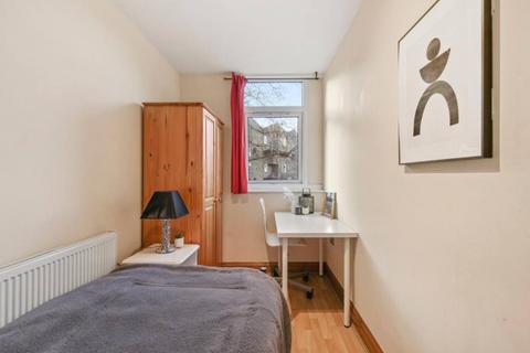 1 bedroom in a house share to rent, Chippenham Road, London W9