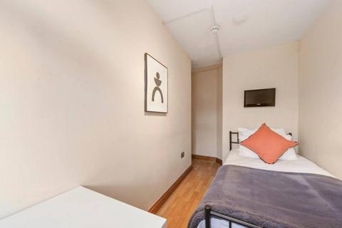 1 bedroom in a house share to rent, Chippenham Road, London W9