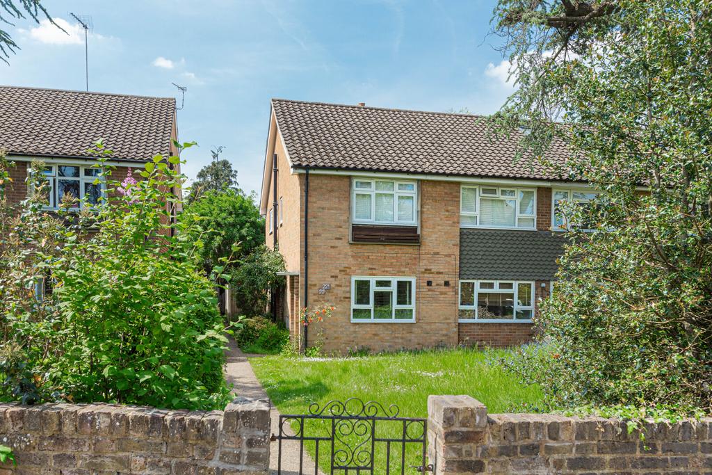 Stanley Road, East Sheen, London 2 bed flat to rent £2,400 pcm (£554 pw)