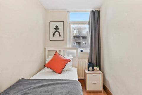 1 bedroom in a house share to rent, Chippenham Road, London W9