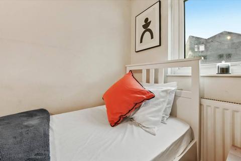 1 bedroom in a house share to rent, Chippenham Road, London W9