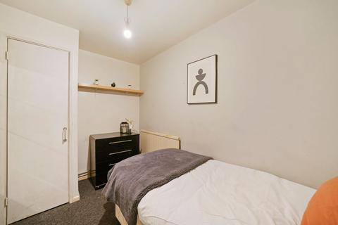 1 bedroom in a house share to rent, Chippenham Road, London W9