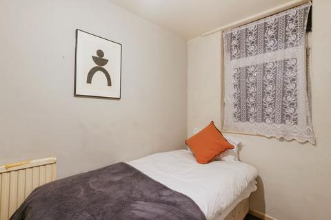 1 bedroom in a house share to rent, Chippenham Road, London W9