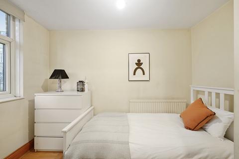 1 bedroom in a house share to rent, Chippenham Road, London W9