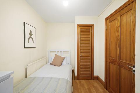 1 bedroom in a house share to rent, Chippenham Road, London W9