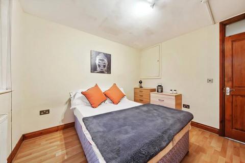 1 bedroom in a house share to rent, Chippenham Road, London W9