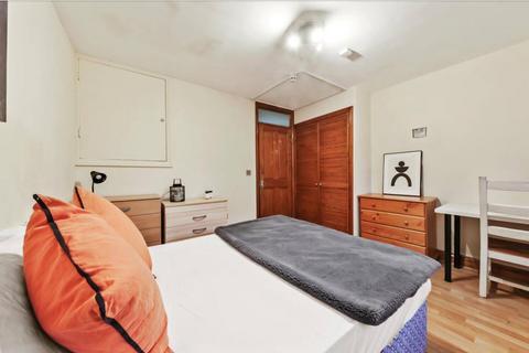1 bedroom in a house share to rent, Chippenham Road, London W9