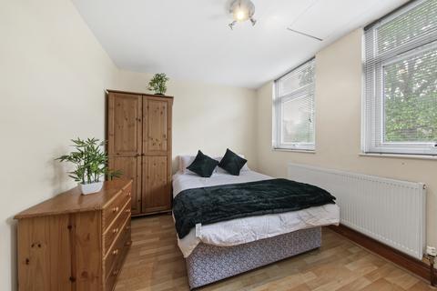 1 bedroom in a house share to rent, Chippenham Road, London W9