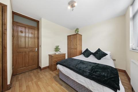 1 bedroom in a house share to rent, Chippenham Road, London W9