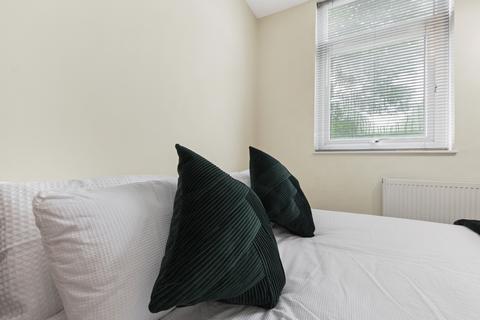 1 bedroom in a house share to rent, Chippenham Road, London W9
