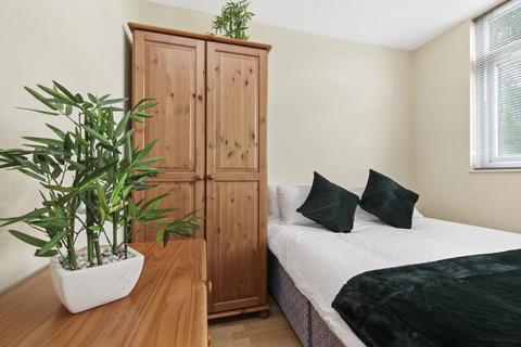 1 bedroom in a house share to rent, Chippenham Road, London W9