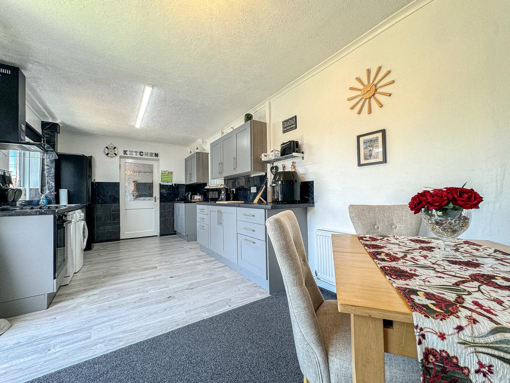 Dining to kitchen