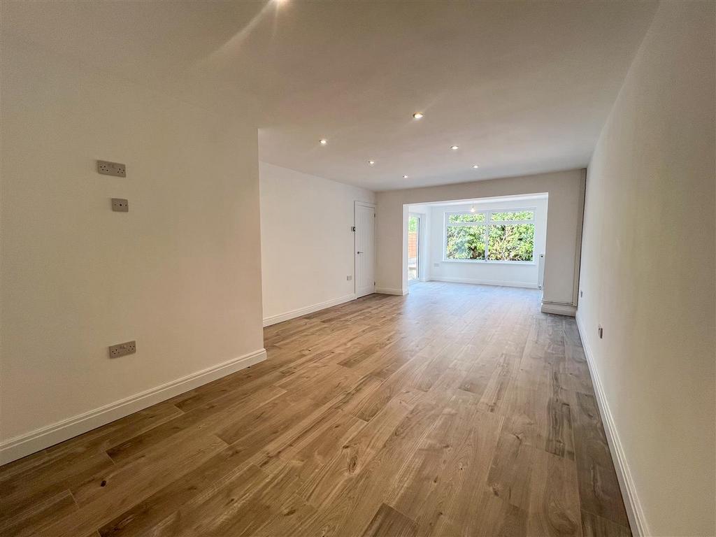 Lounge/Dining Area