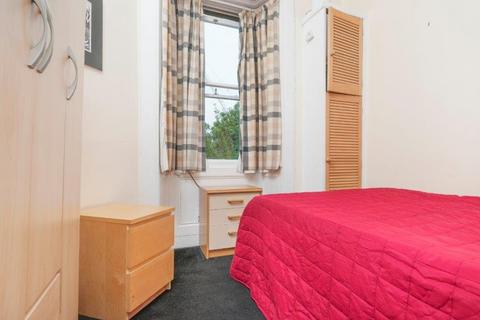 2 bedroom flat to rent, 0185L – Montague Street, Edinburgh, EH8 9QX