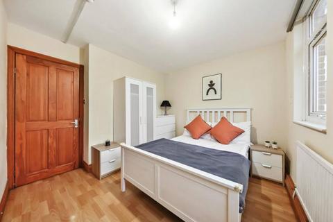 1 bedroom in a house share to rent, Chippenham Road, London W9