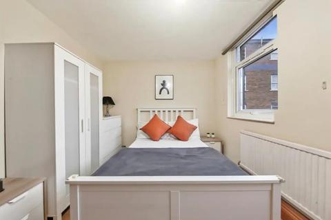 1 bedroom in a house share to rent, Chippenham Road, London W9