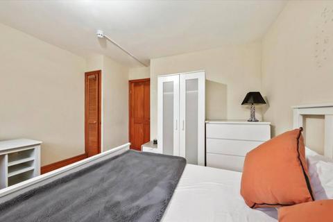 1 bedroom in a house share to rent, Chippenham Road, London W9