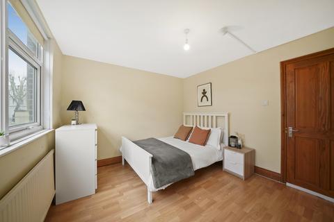 1 bedroom in a house share to rent, Chippenham Road, London W9
