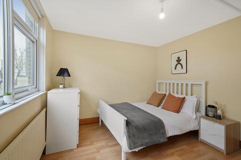 1 bedroom in a house share to rent, Chippenham Road, London W9