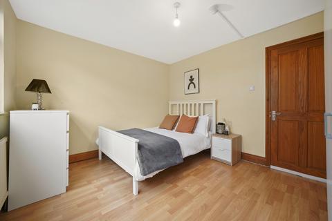 1 bedroom in a house share to rent, Chippenham Road, London W9