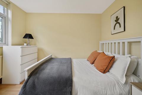 1 bedroom in a house share to rent, Chippenham Road, London W9