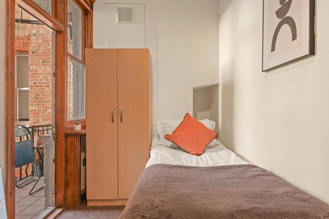 1 bedroom in a house share to rent, Randolph Avenue, London W9