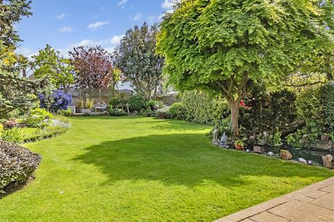 5 bedroom detached house for sale, Parkanaur Avenue, Thorpe Bay, SS1