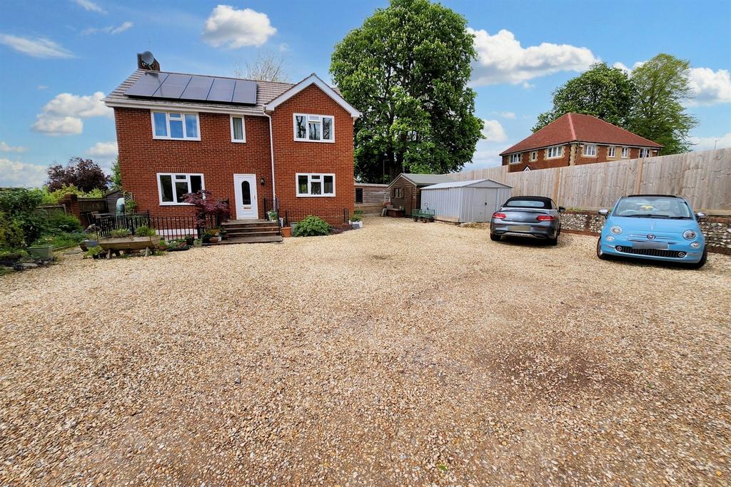 Blandford 5 bed detached house for sale £610,000