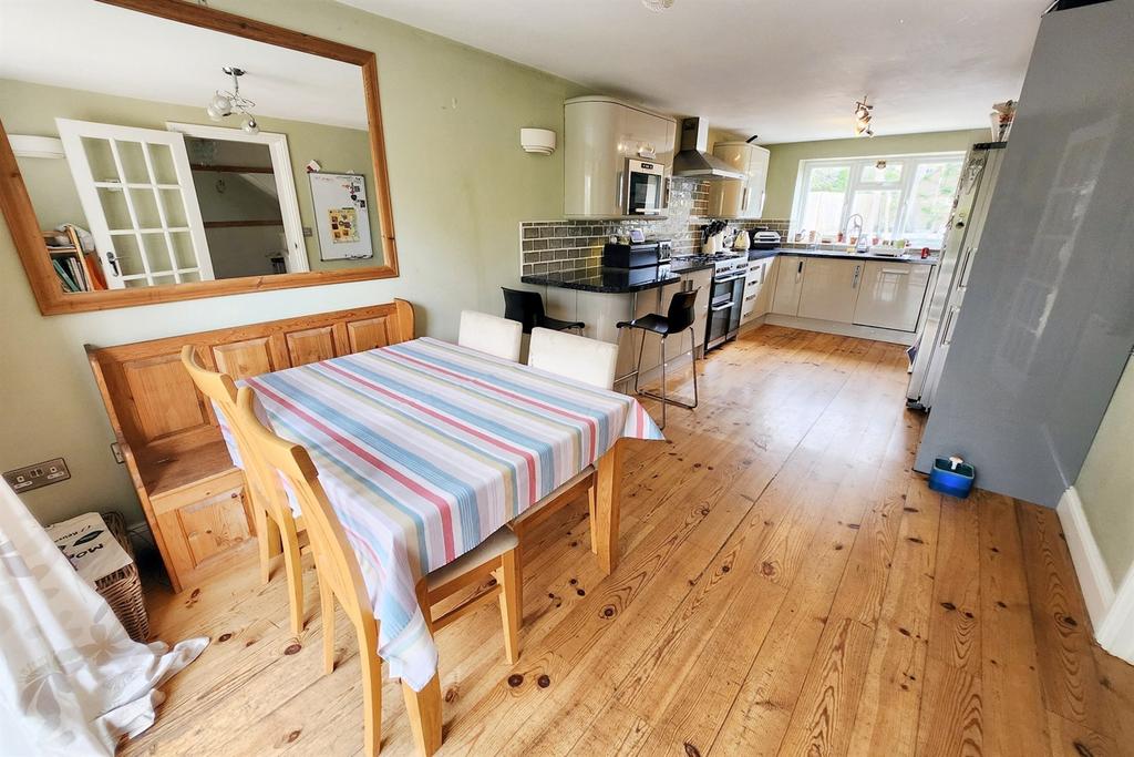 Blandford 5 bed detached house for sale £610,000