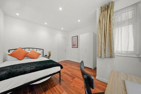 1 bedroom in a house share to rent, Lowfield Road, London W3