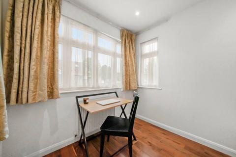 1 bedroom in a house share to rent, Lowfield Road, London W3