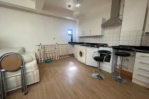 Studio to rent, Winchester Road, London N9